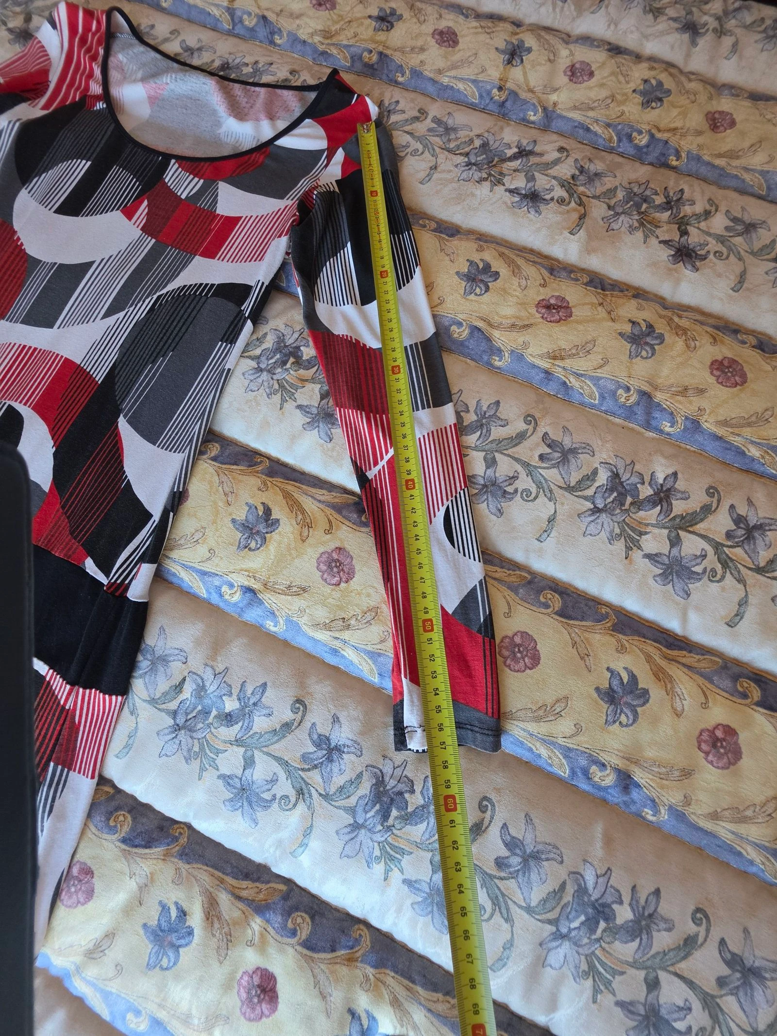 Short dress with a print in red, white, and black tones – photo 4